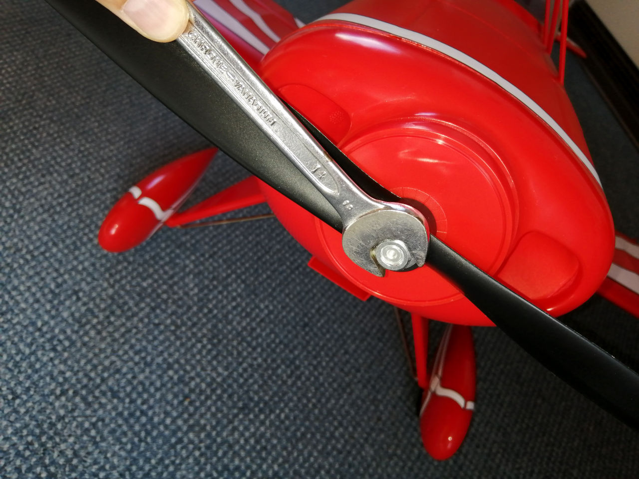 FMS Pitts V2 - Befestigen der Luftschraube