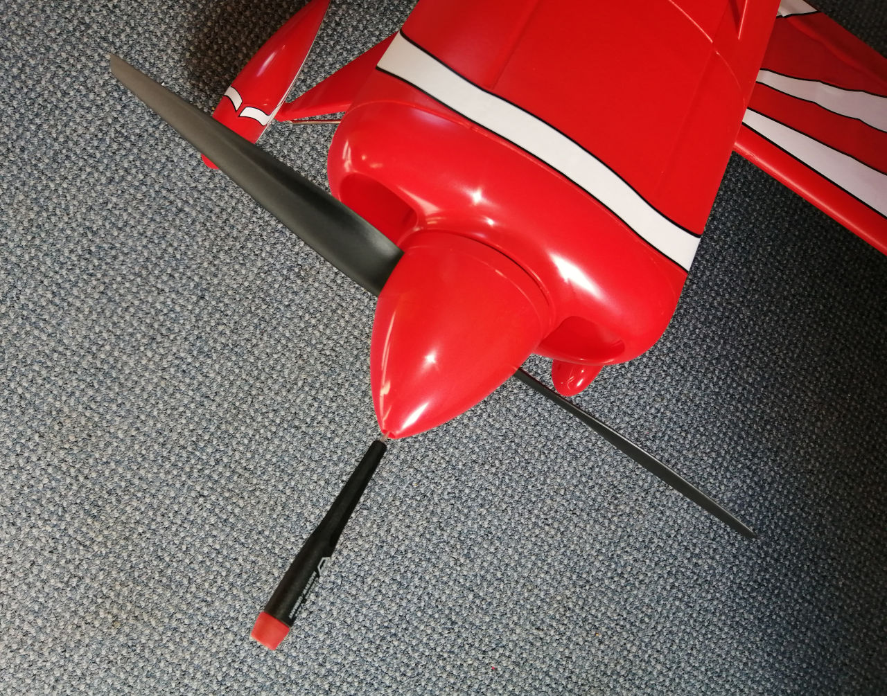 FMS Pitts V2 - Spinner anschrauben